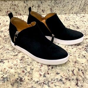 Black platform casual sneaker